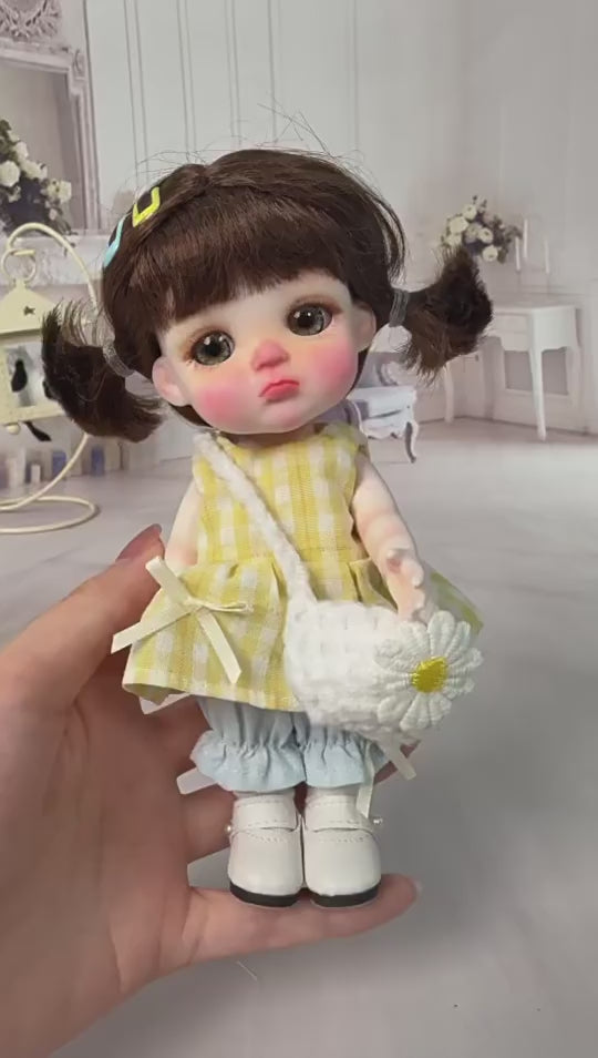 6 Zoll Mini mit Keramikkörper, süße Zöpfe, gelbes Vichy-Karo-Outfit, Sammlerstück als Schreibtischdekoration, Geschenk